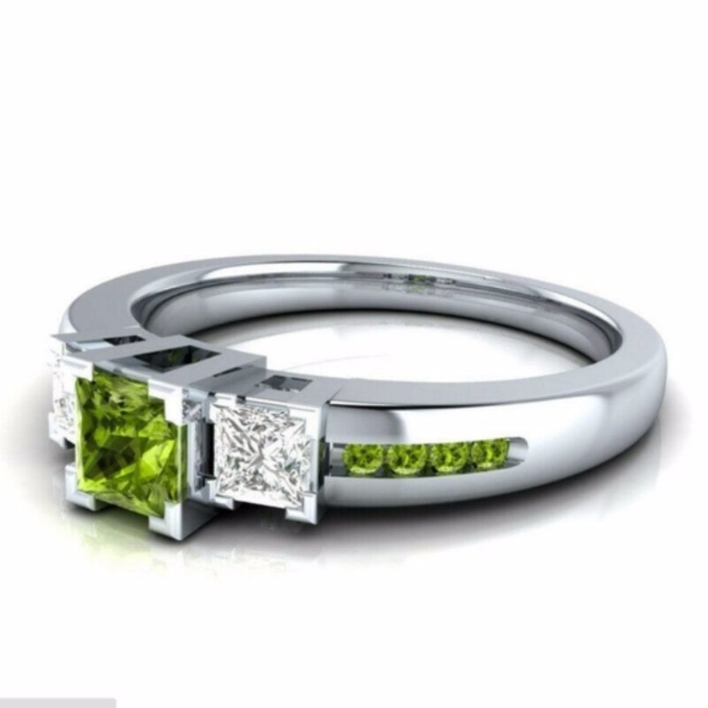 Beautiful 925 Silver Princess Cut Peridot Ring New - Picture 2 of 4